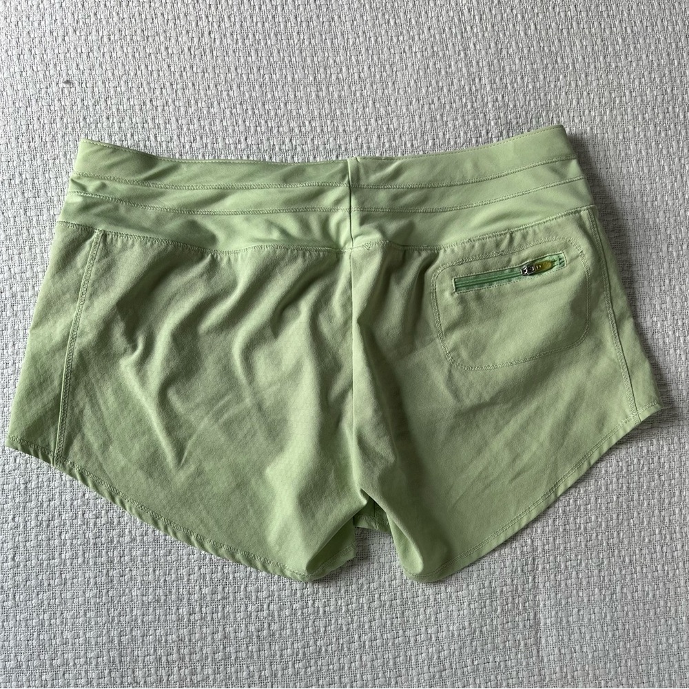 oiselle Spring Green Women's 4” Roga Running Shorts. Size 6 - Picture 2 of 7